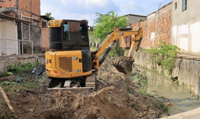 Intervenção antes das chuvas retira lixo e sedimentos de igarapé em Manaus
