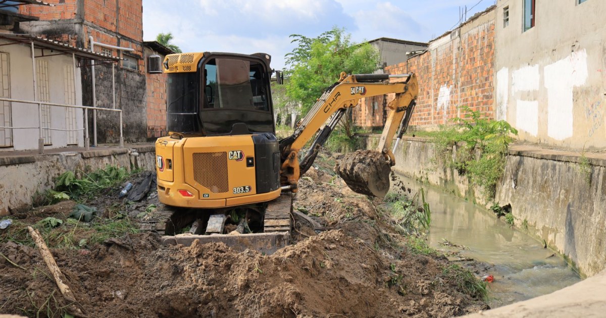 Intervenção antes das chuvas retira lixo e sedimentos de igarapé em Manaus