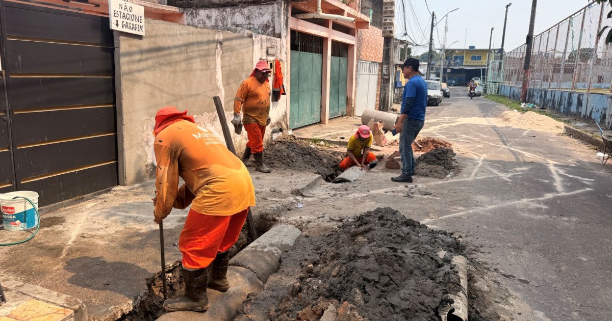 Moradores relatam falha no escoamento e Seminf recupera rede na rua Danilo Corrêa