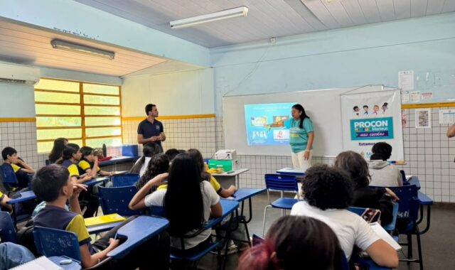 Estudantes conhecem caminhos para buscar atendimento em problemas de consumo em Manaus