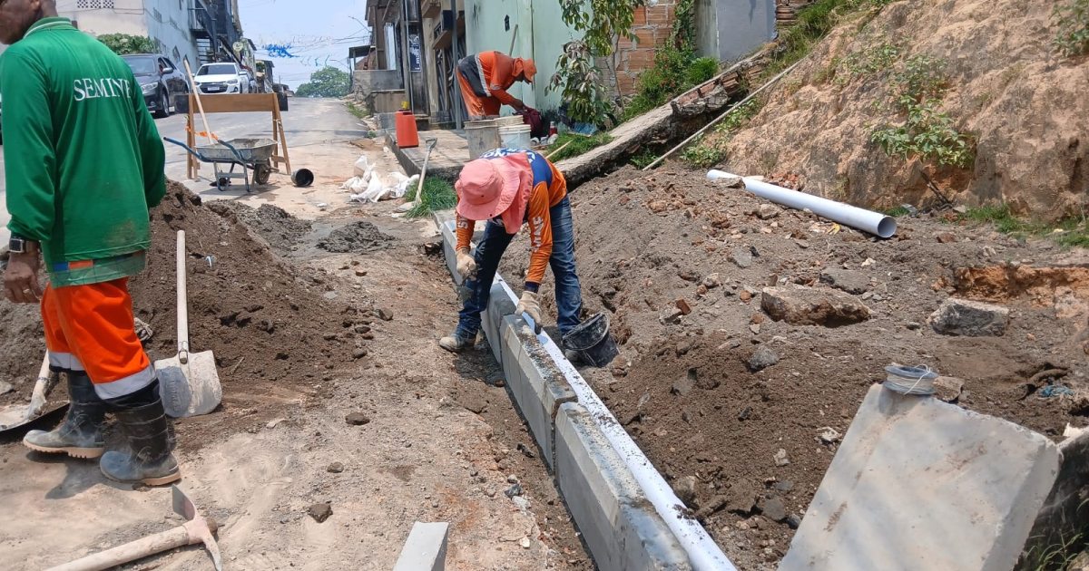 Intervenção na rua Cuniau combina reparo subterrâneo e recuperação da via no Armando Mendes