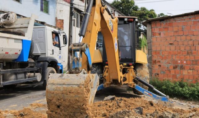 Na rua Uirapurus, recuperação da drenagem inclui orientação sobre descarte de resíduos