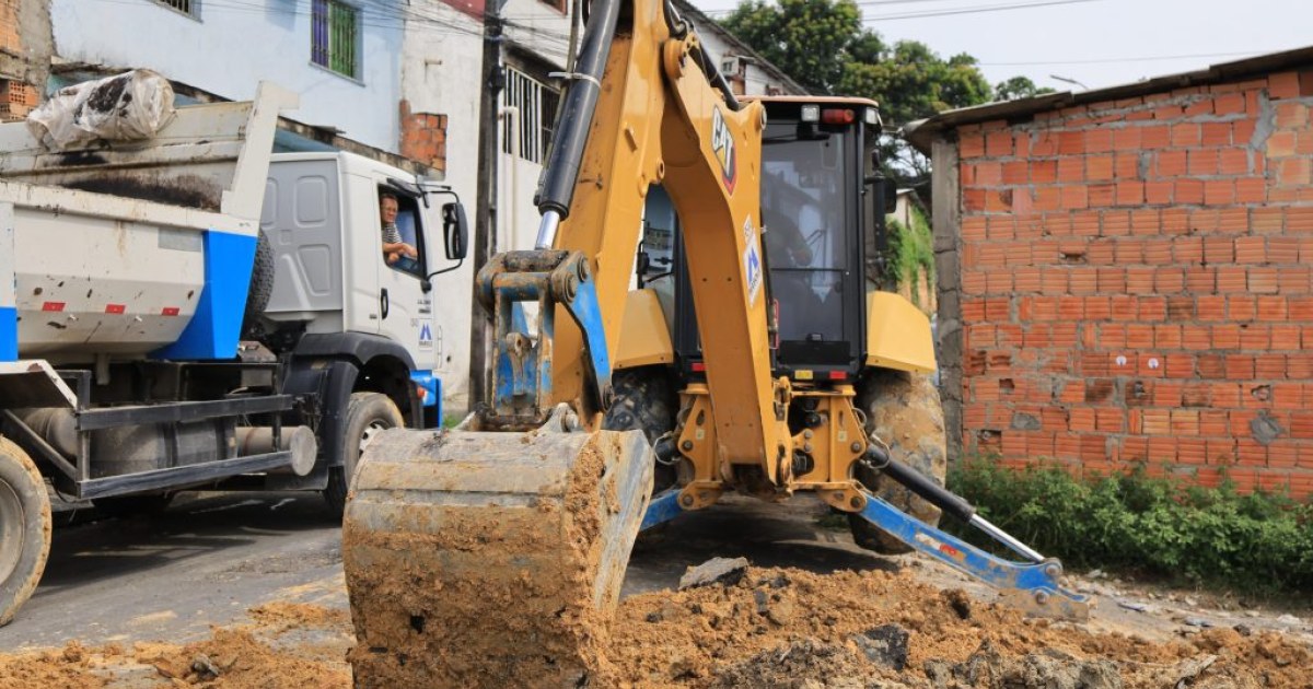 Na rua Uirapurus, recuperação da drenagem inclui orientação sobre descarte de resíduos