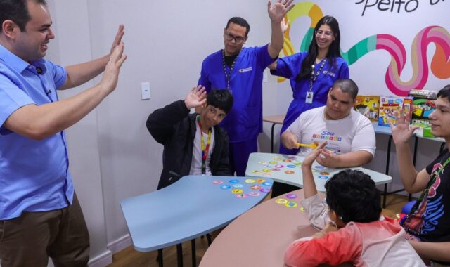 No Juventude TEA, atendimento envolve adolescentes, equipe e familiares, diz diretor